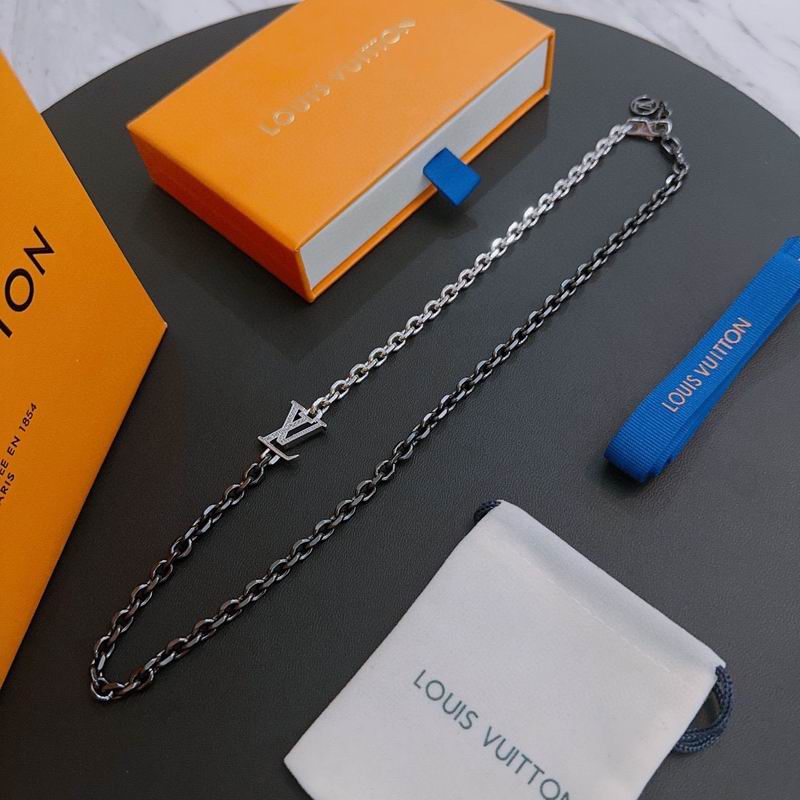 LV Necklace 02lyr140